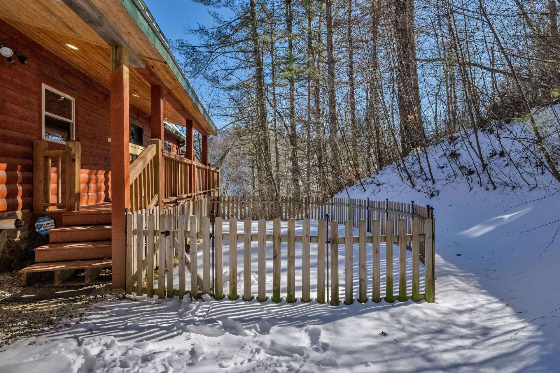 Pet owners will love the rare fenced-in dog run.