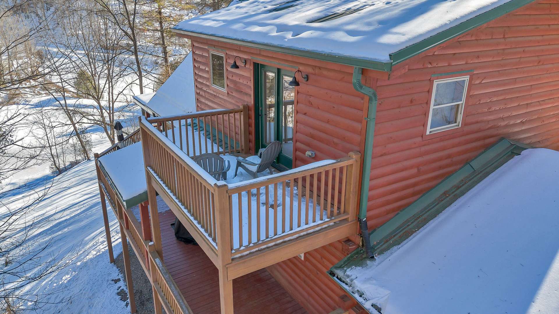 Step outside onto the upper-level sitting deck to savor the crisp mountain air, take in the mountain scenery, and enjoy unforgettable nights of stargazing under the clear, expansive sky.