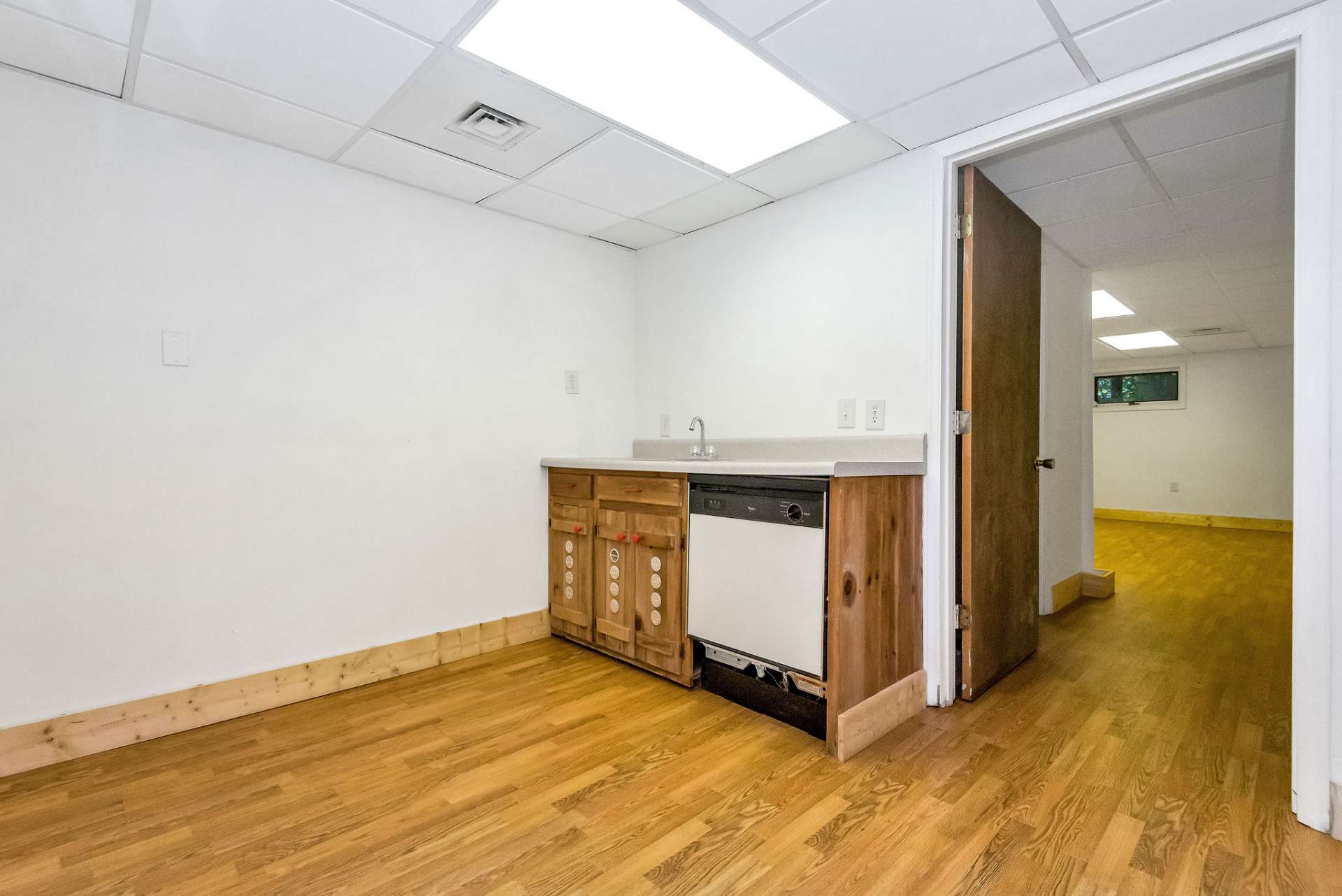 Wet bar area