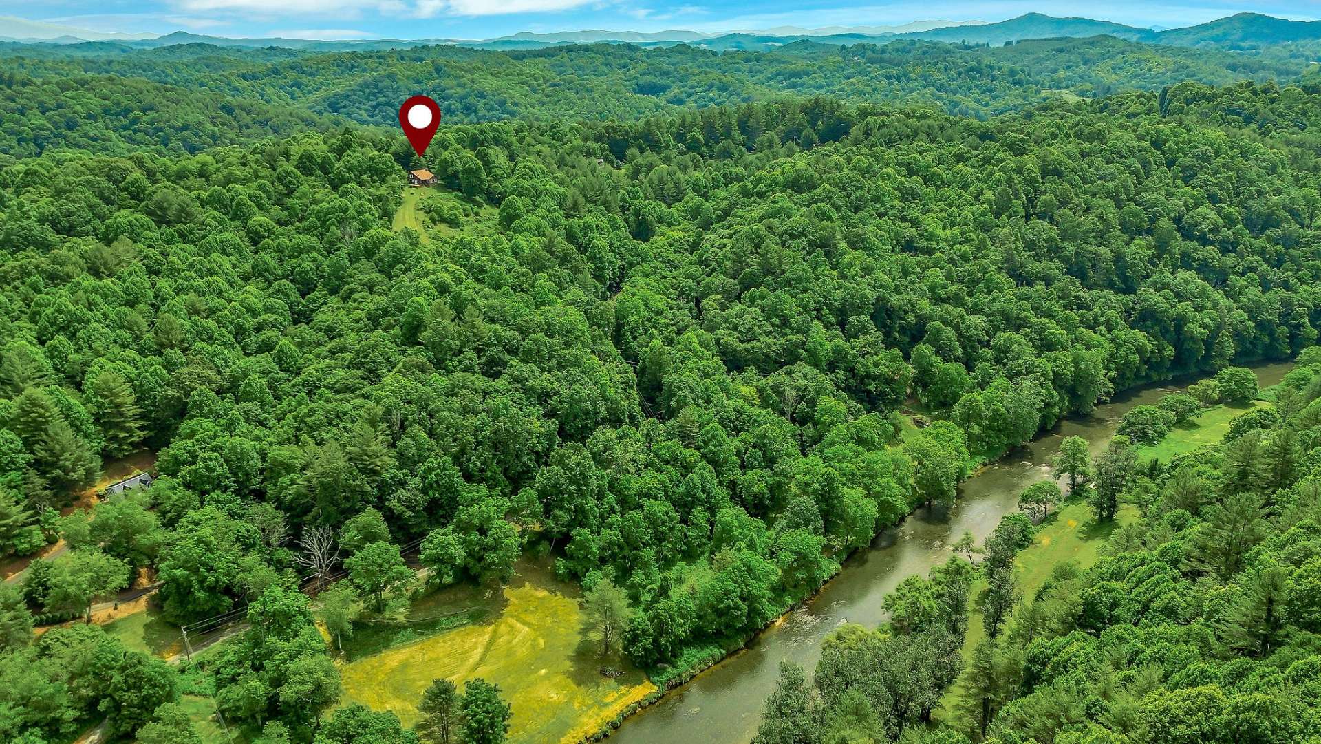 Just minutes from the New River, ideal for fishing and kayaking enthusiasts