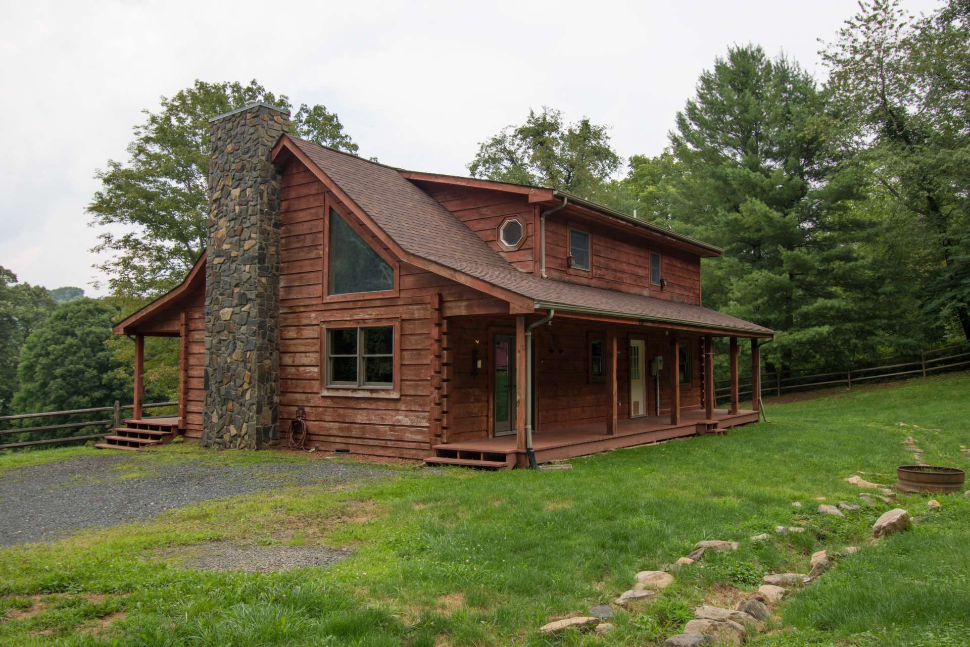 Beautiful log home with 2 fenced pastures