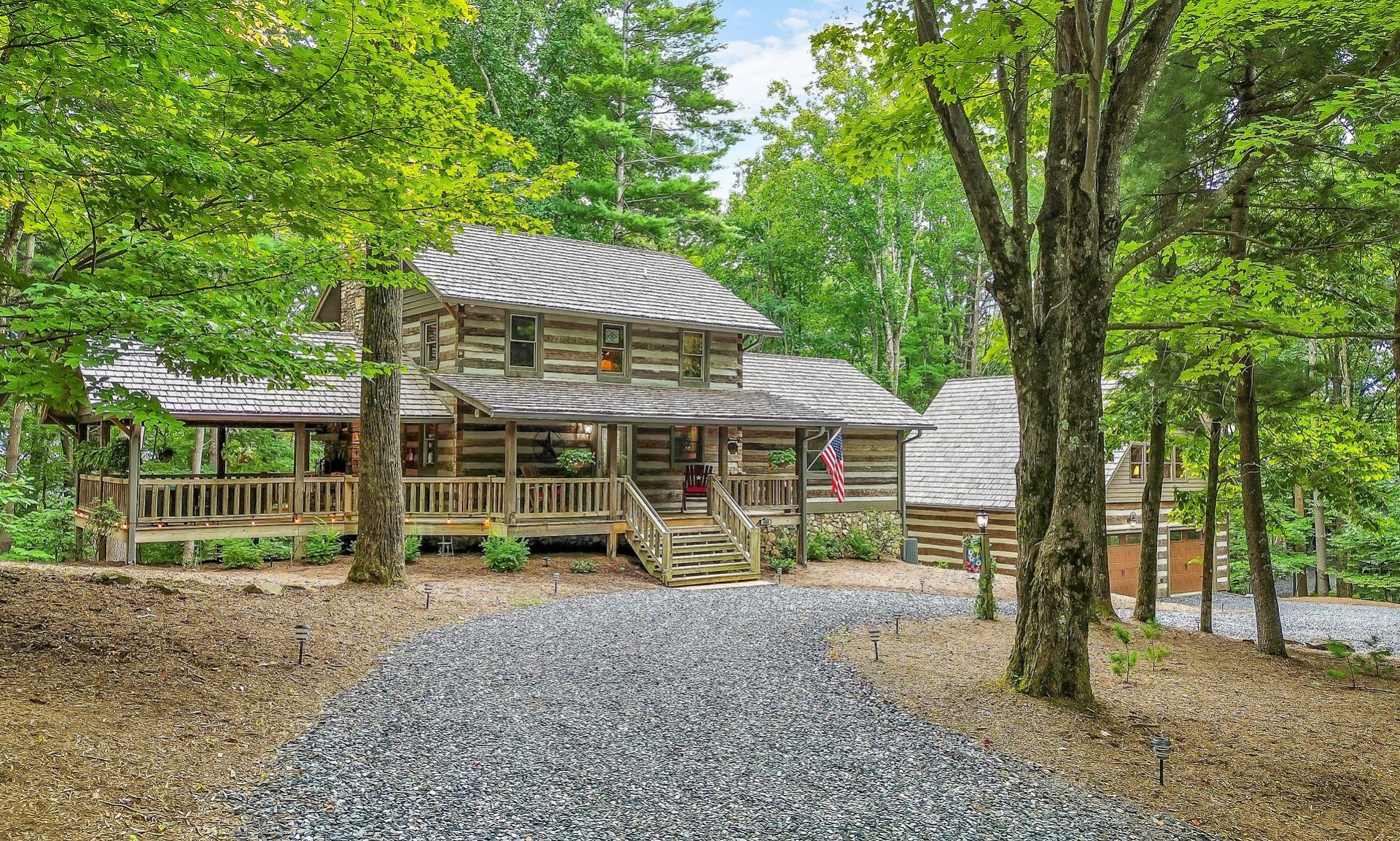 Meticulously Designed Stonebridge NC Mountain Cabin