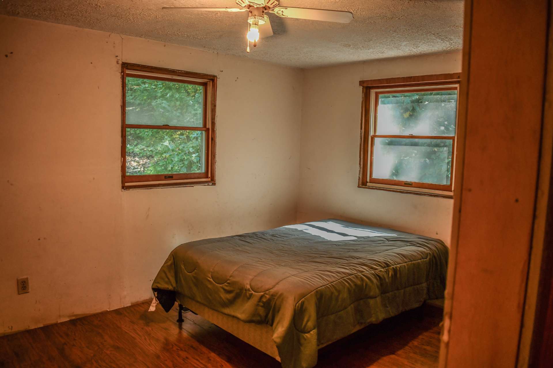 Main level secondary bedroom