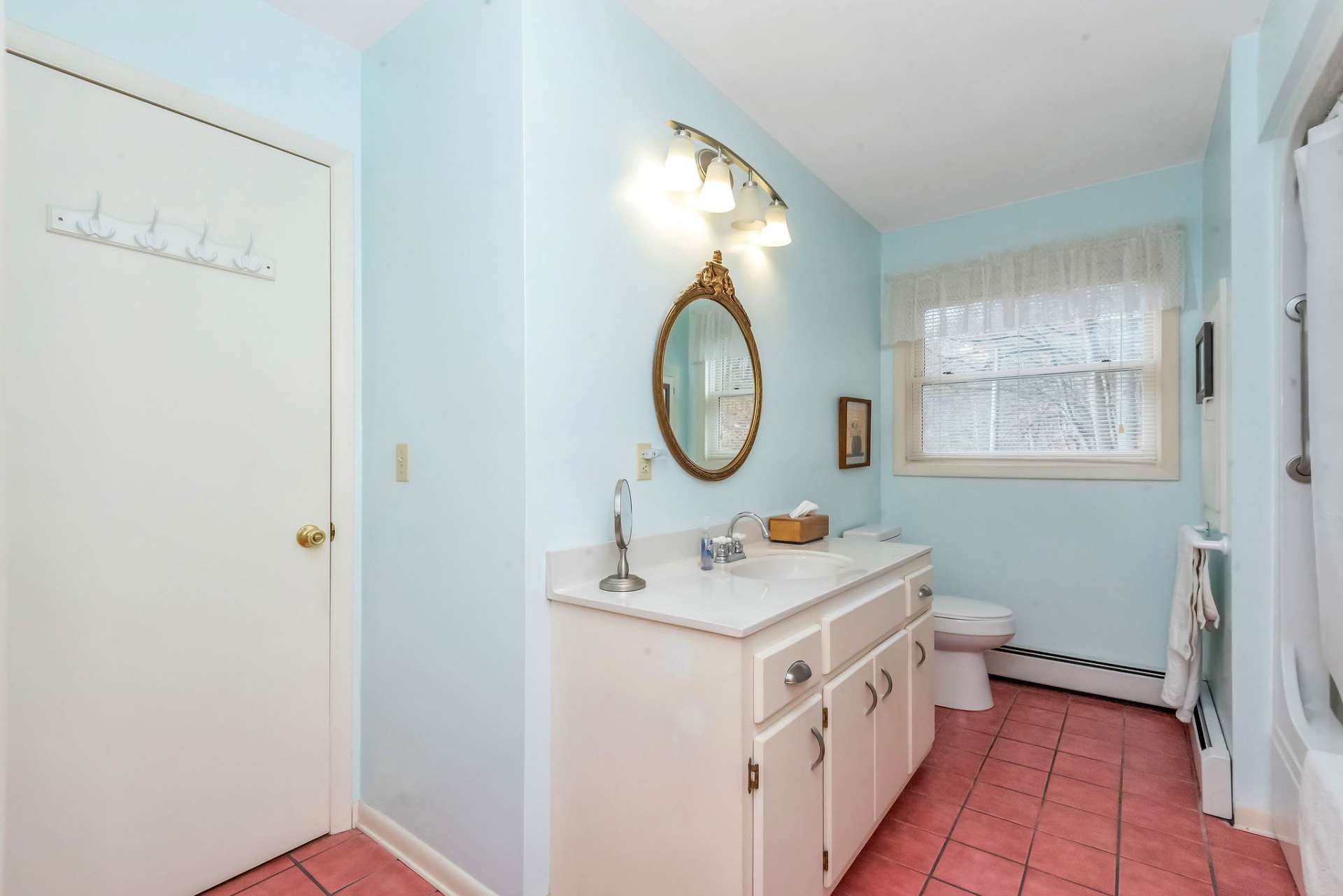 Main level full bath with tile floor